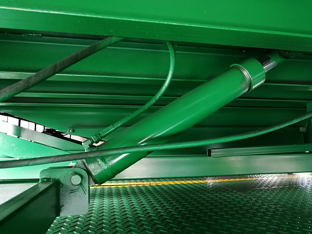 Hydraulic cylinder beneath a dock leveler deck