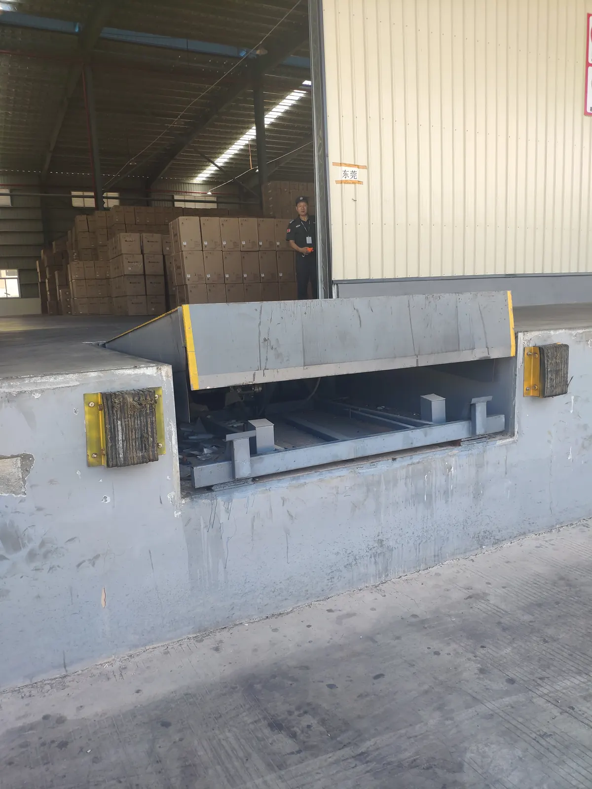 hydraulic-dock-leveler-12