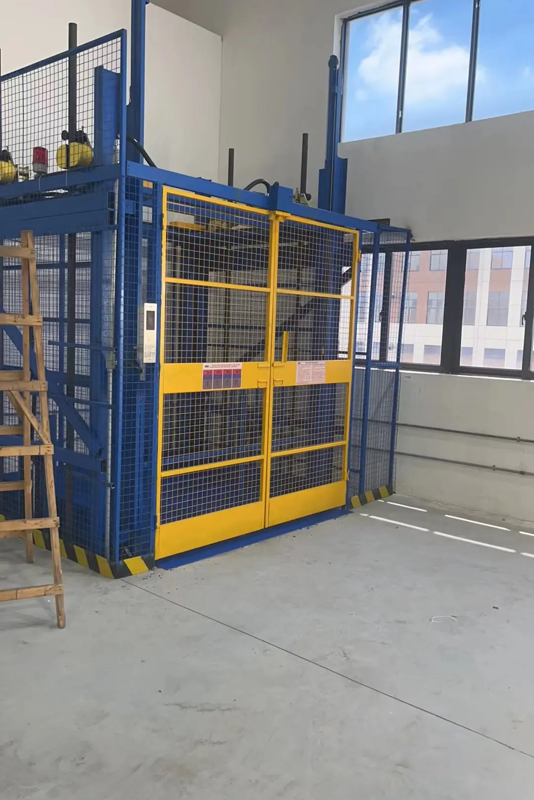 upper-floor-guide-rail-cargo-lift-07